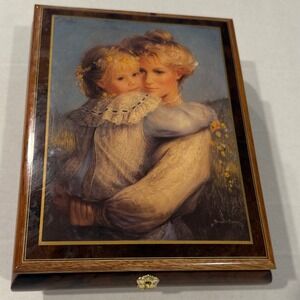 Vtg Music Box Mother‎ Child Hugging Painting Swiss Movement Made Italy Keepsake